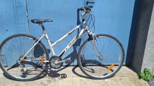 Vtc Peugeot 28 pouces. 21 vitesses, suspension avant, tige de selle suspendue, protection pédalier