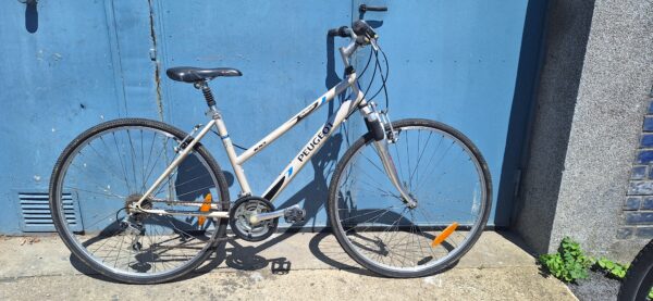 Vtc Peugeot 28 pouces. 21 vitesses, suspension avant, tige de selle suspendue, protection pédalier