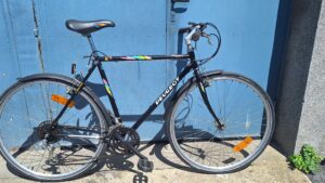 Vtt rigide Peugeot Princeton 18 vitesses, roues de 28 pouces, équipé en pneu profil route.  Gardes boues