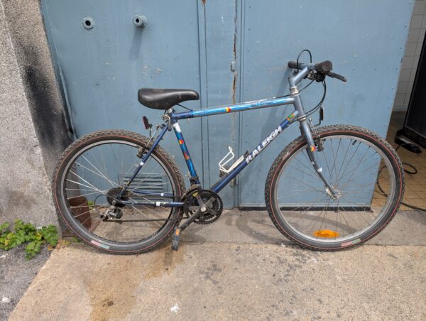 Raleigh bleu 26 pouces, 3plateaux, 7 vitesses