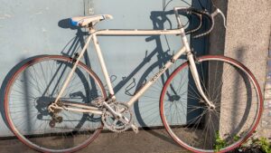 Vélo de course blanc décathlon - 26 pouces