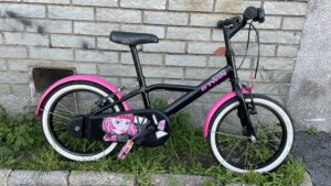 Vélo Btwin noir et rose - 16 pouces